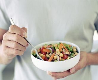 Un homme utilise des aliments utiles pour augmenter la puissance