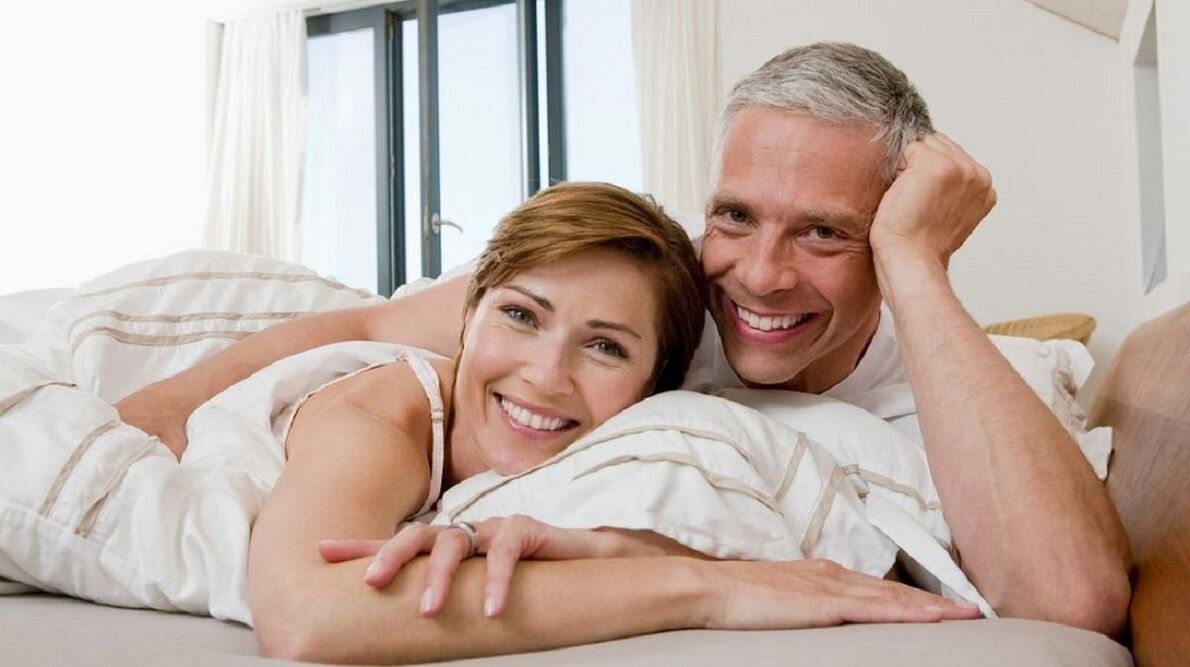 heureux couple marié au lit