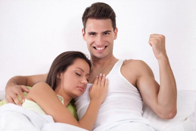 La femme et l’homme ont augmenté leur puissance à l’aide de remèdes maison.